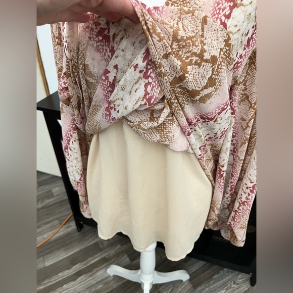 ENTRO Women’s Tunic Top Blouse Pink Snake Print Size L V Neck Balloon Sleeve - Picture 7 of 13